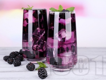 Коктейл Blackberry And Mint Smash с ликьор от къпини и свежа мента